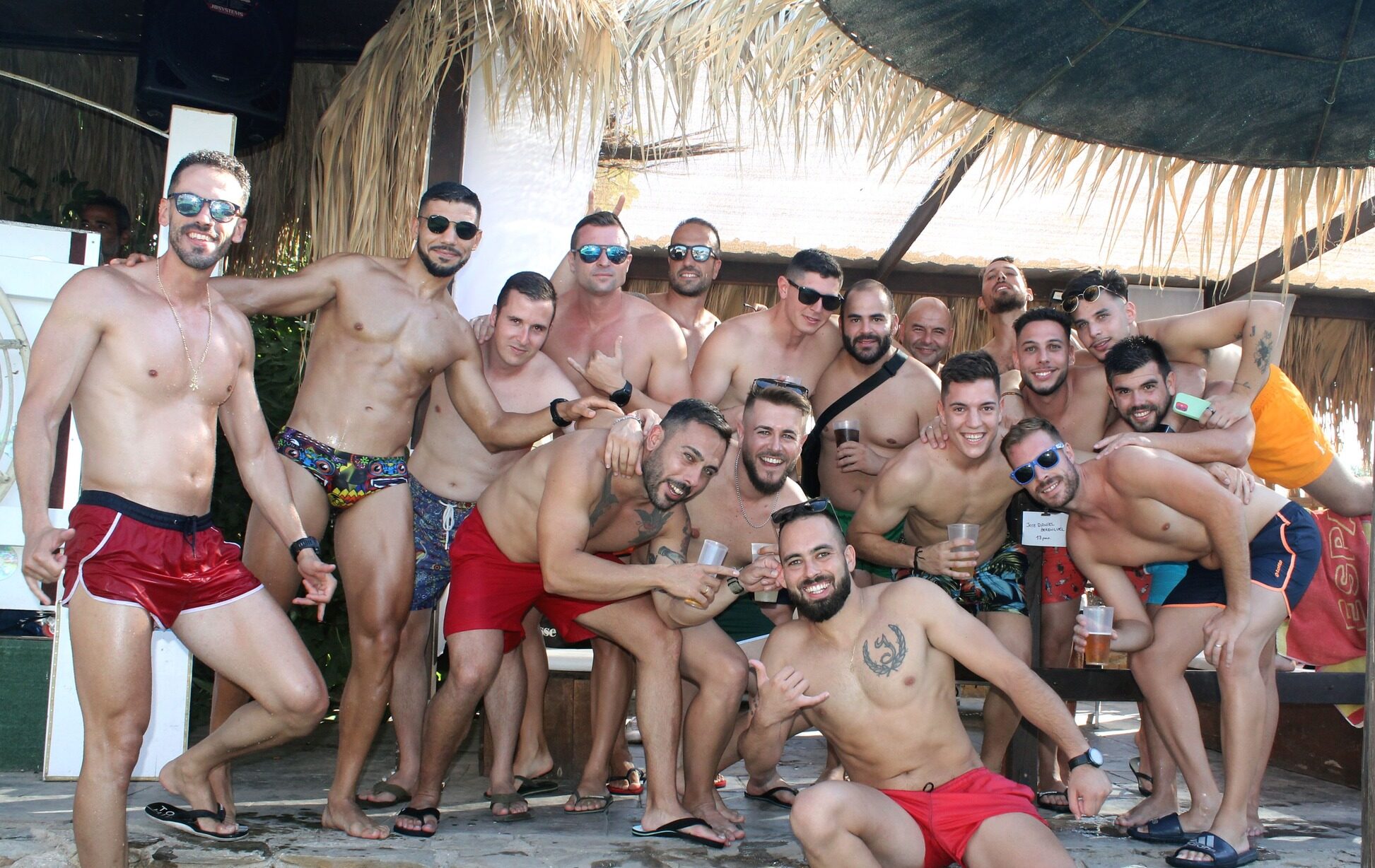 chicos-pool-party