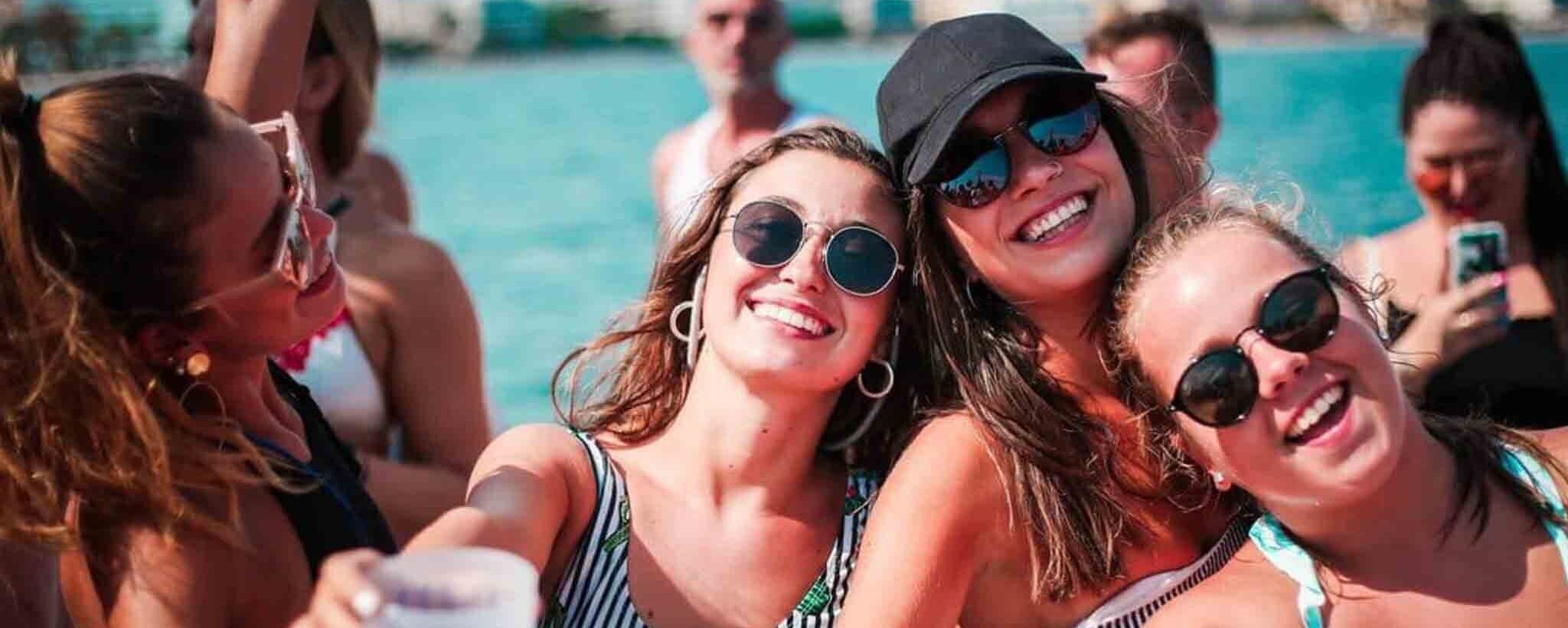 De Día en la Arena, de Noche Diversión, Así se Vive Mojácar con Amigos
