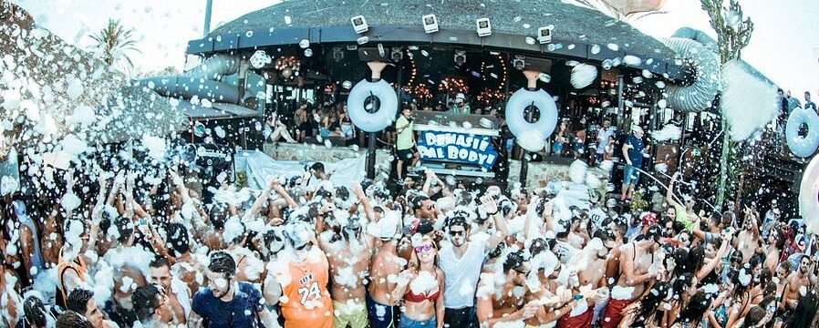 Mojácar Fiesta 2026: Las Mejores Discotecas, Beach Clubs y Planes para un Viaje Inolvidable