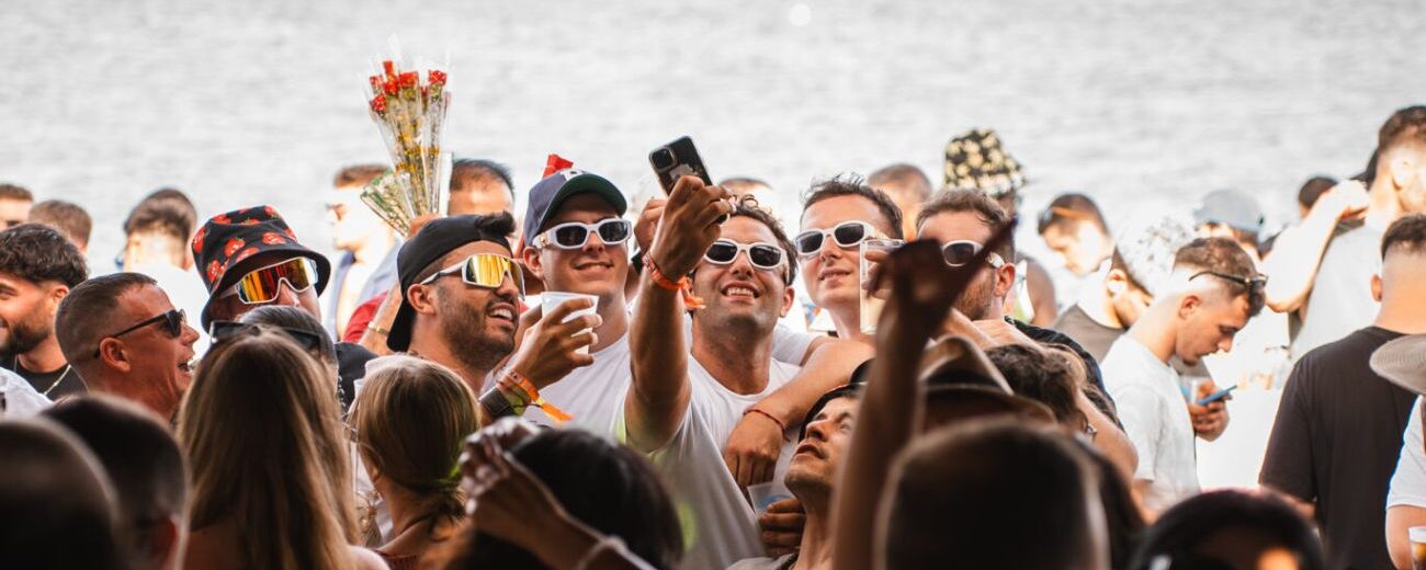 Apartamentos en Mojácar para Grupos: Mejores Zonas, Precios y Consejos para Reservar en 2026